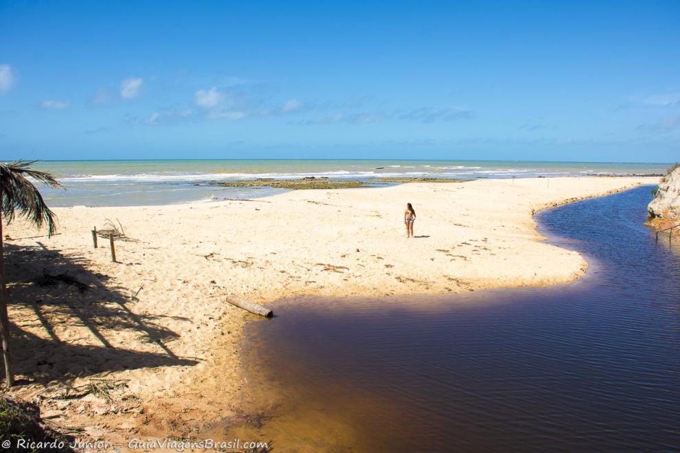 Imagem das belezas naturais da Praia da Amendoeira.